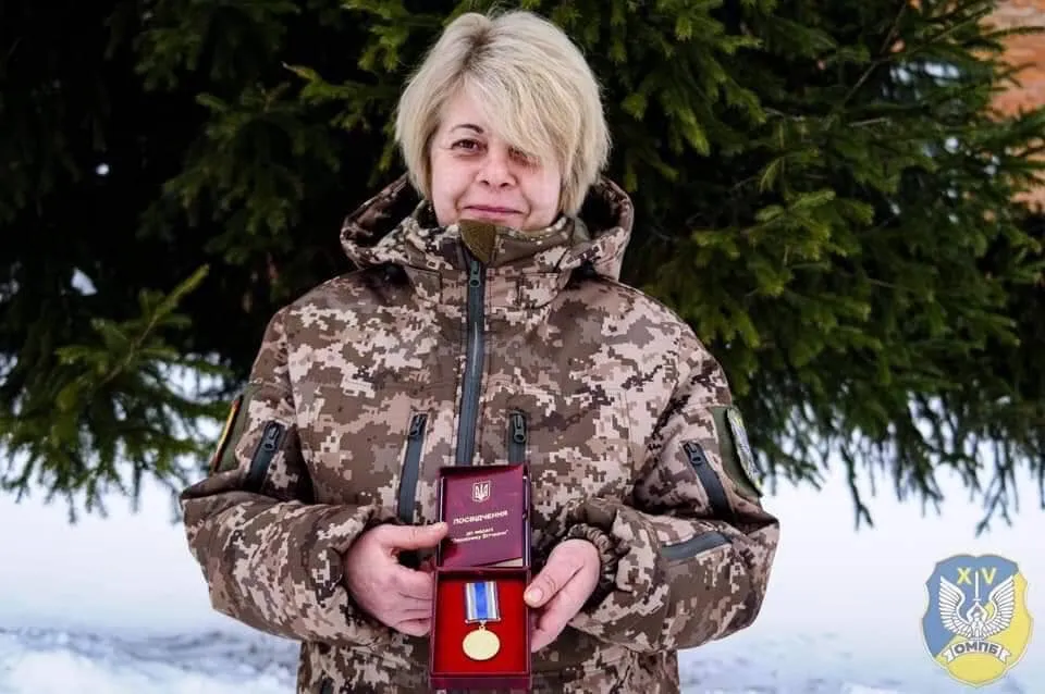 Інна Дерусова у військовій формі тримає медаль «Захиснику Вітчизни»