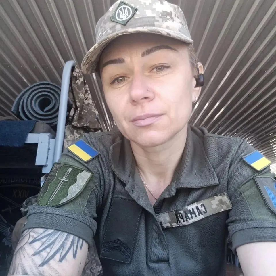 Ольга Семидьянова у військовій формі й кепці з тризубом
