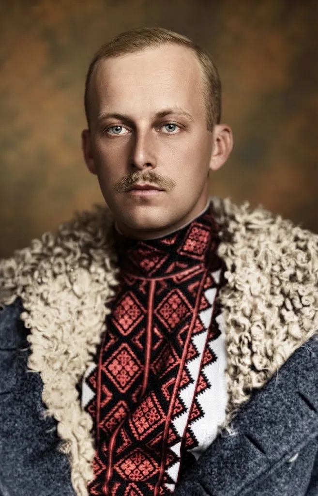 Василь Вишиваний у вишиванці та кожусі, світлина близько 1918 року