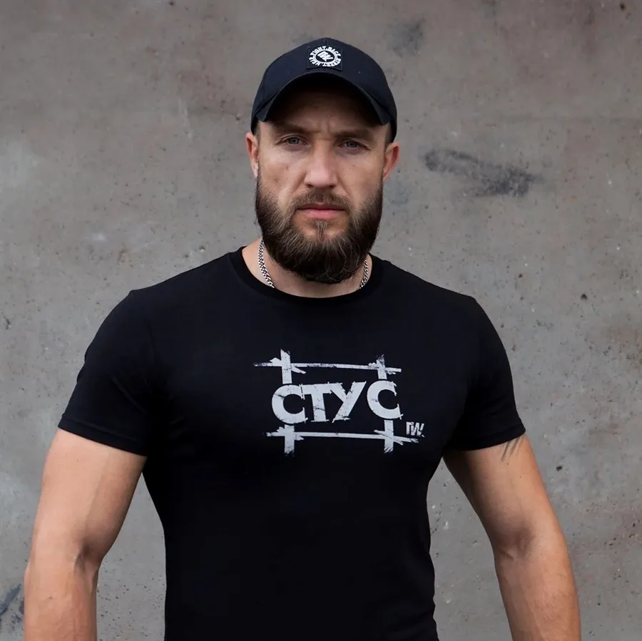 Юрій Руф у чорній футболці з написом «Стус»